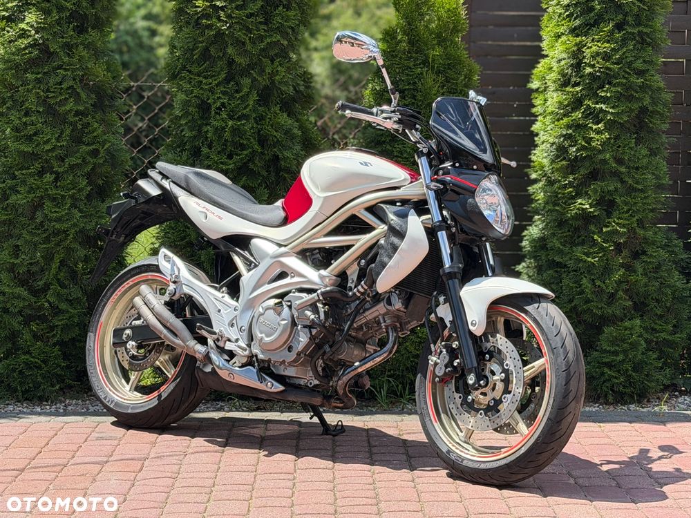 Suzuki Gladius - 1