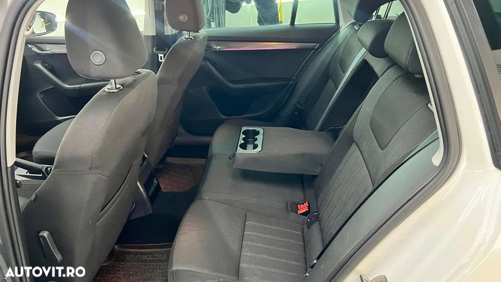 Skoda Octavia Combi Diesel 2.0 TDI 4X4 DSG Style - 8