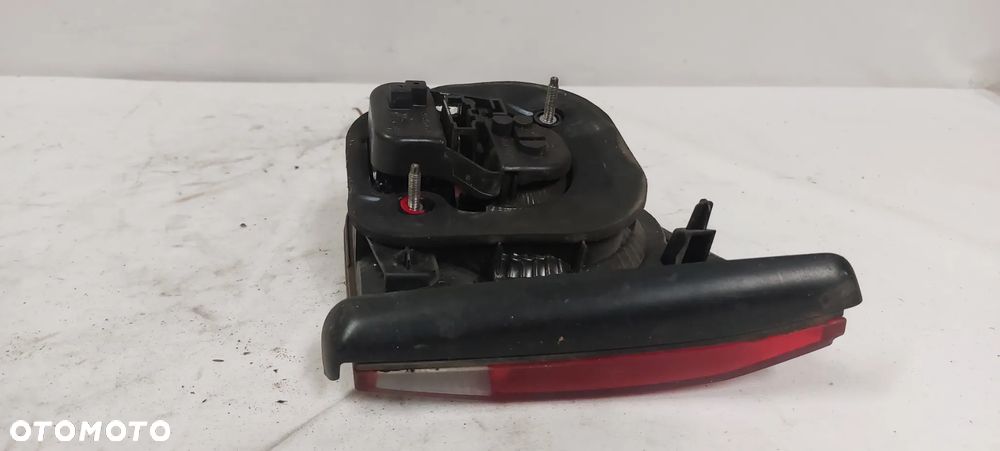 .  LAMPA LEWA W KLAPE VOLKSWAGEN GOLF VI 6 - 2
