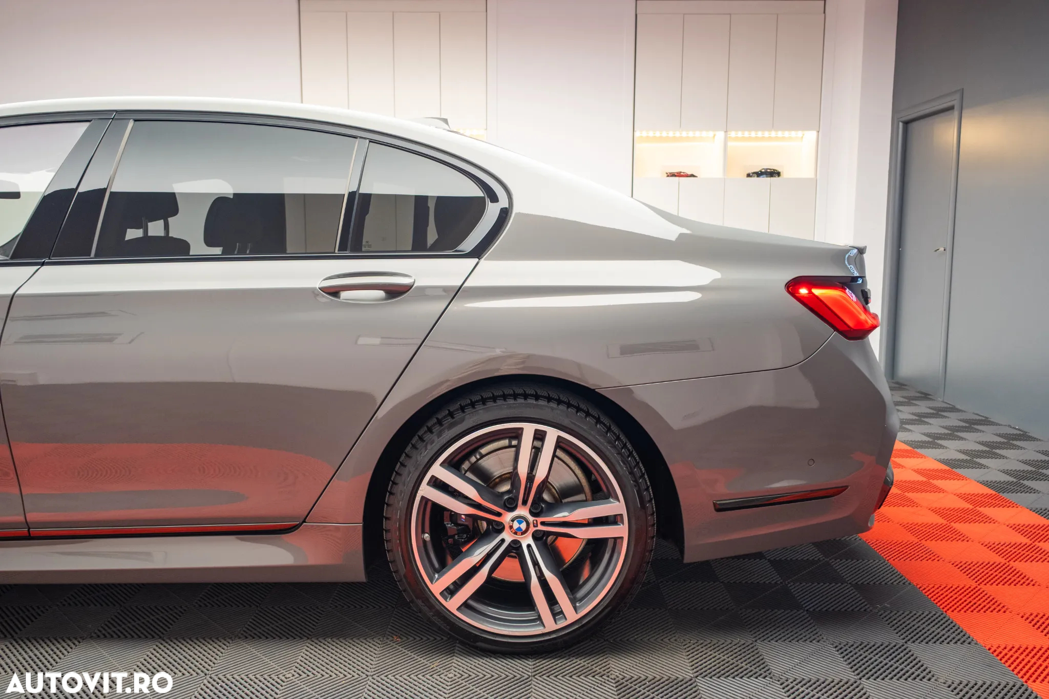 BMW Seria 7 745e - 13