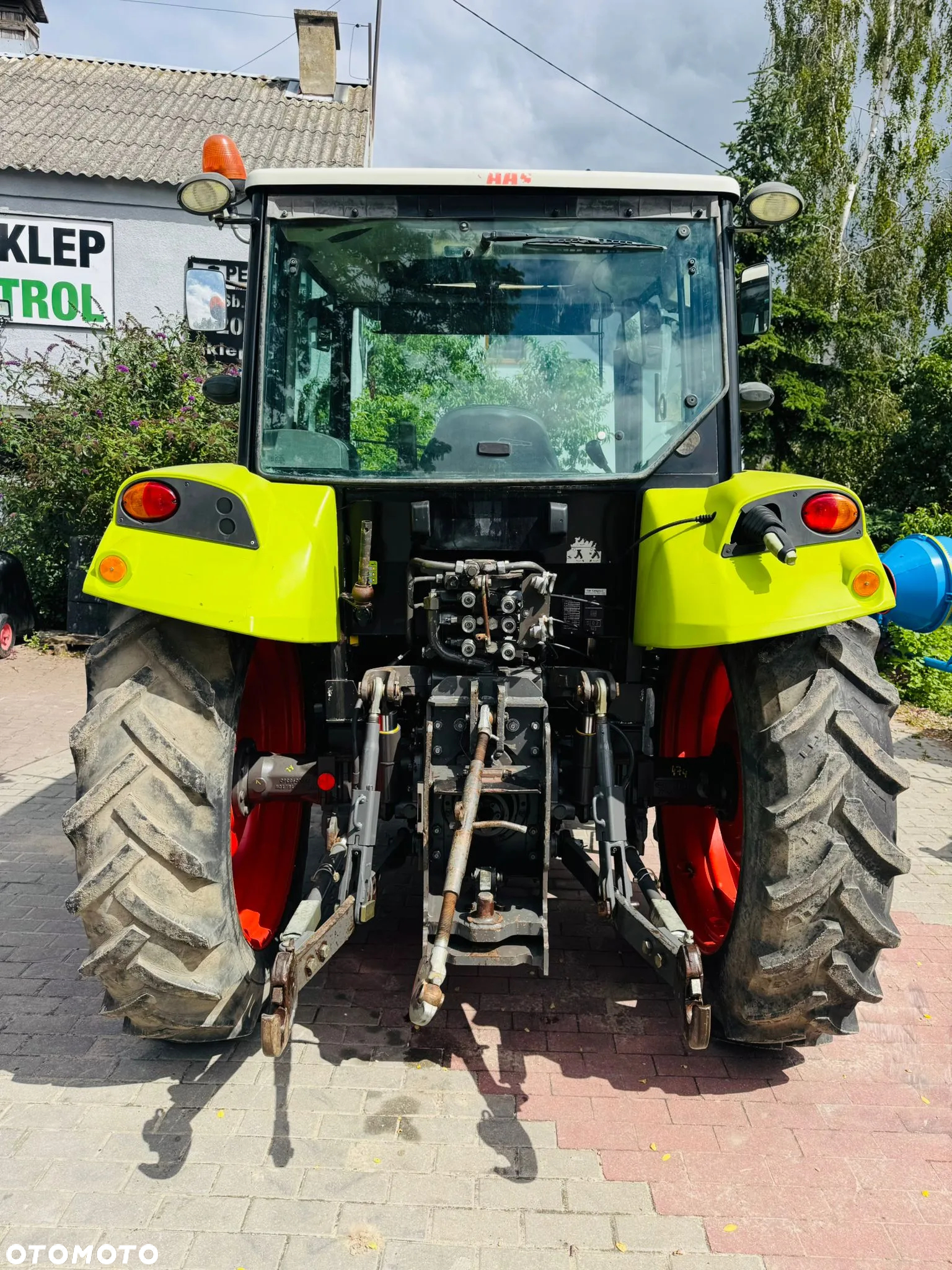 Claas Axos 330 - 8
