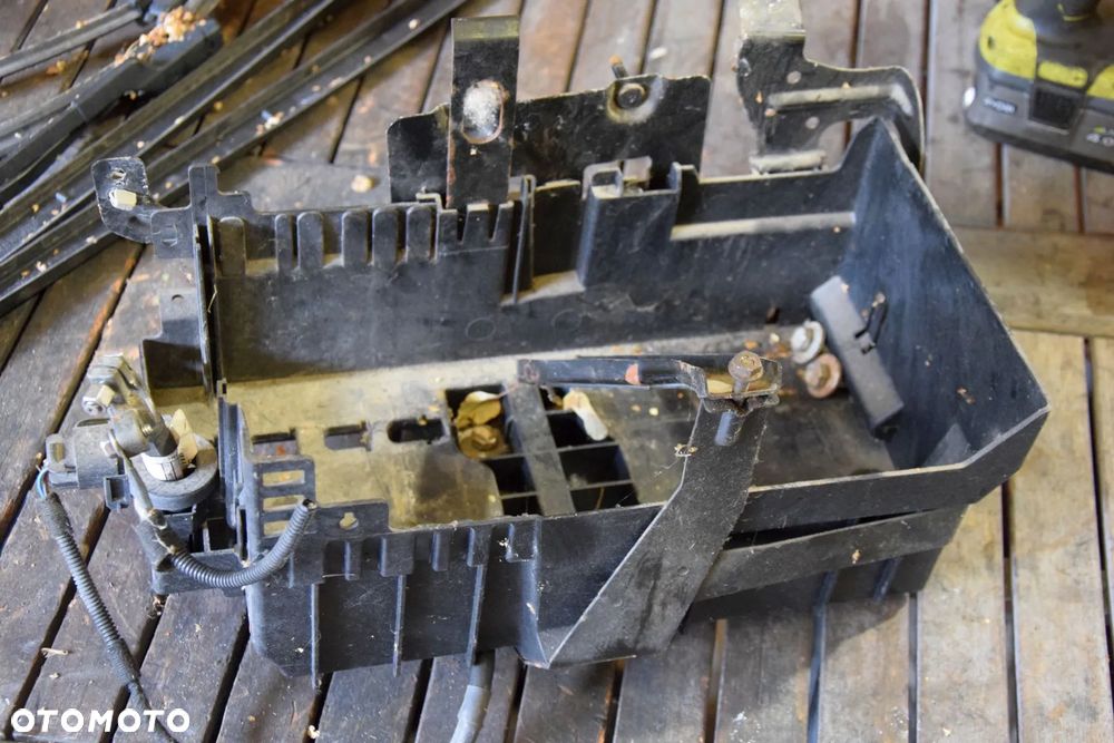 Opel Astra J Skrzynka akumulatora obudowa podstawa - 1