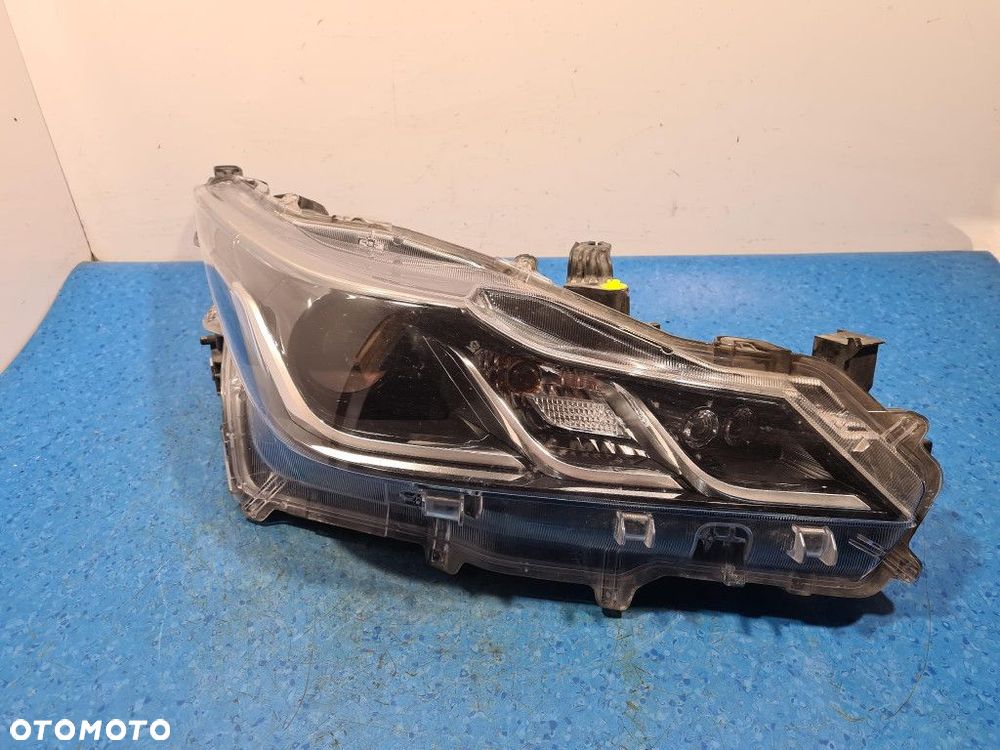 TOYOTA COROLLA E21 REFLEKTOR PRAWY 81110-02T30-00 - 1
