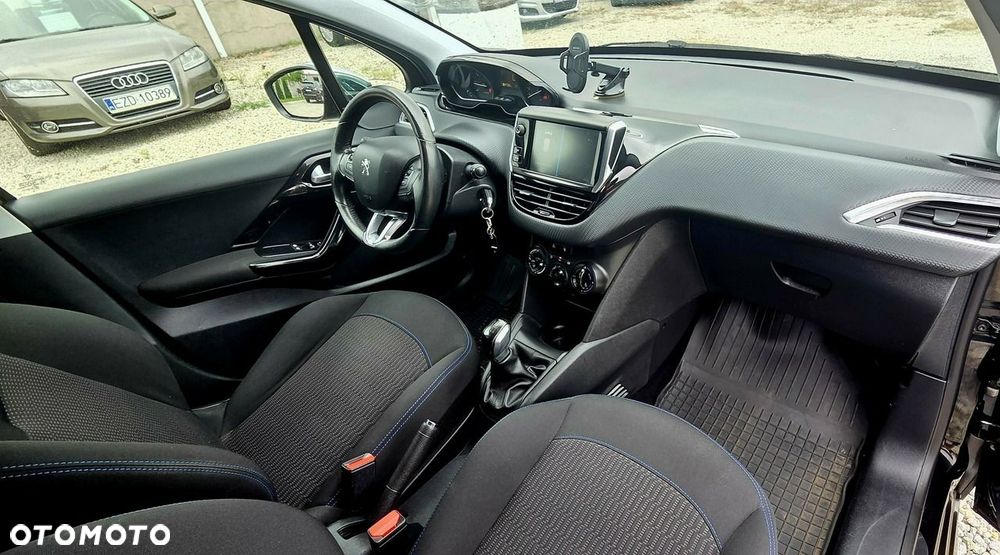 Peugeot 208 - 17