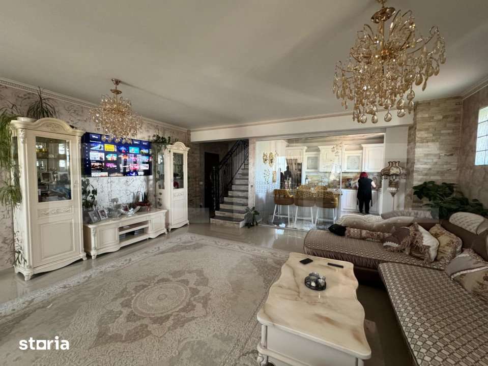 Penthouse ,4 camere , 177 mp , zona centrala ,Radauti — fotografia 1