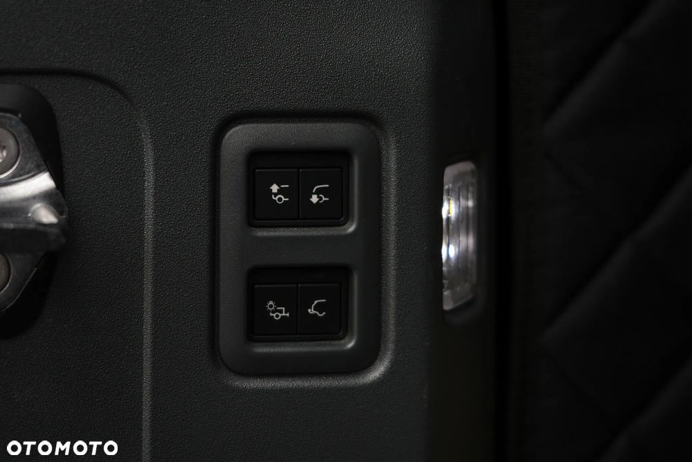 Land Rover Defender 3.0 D300 mHEV X-Dynamic HSE - 20