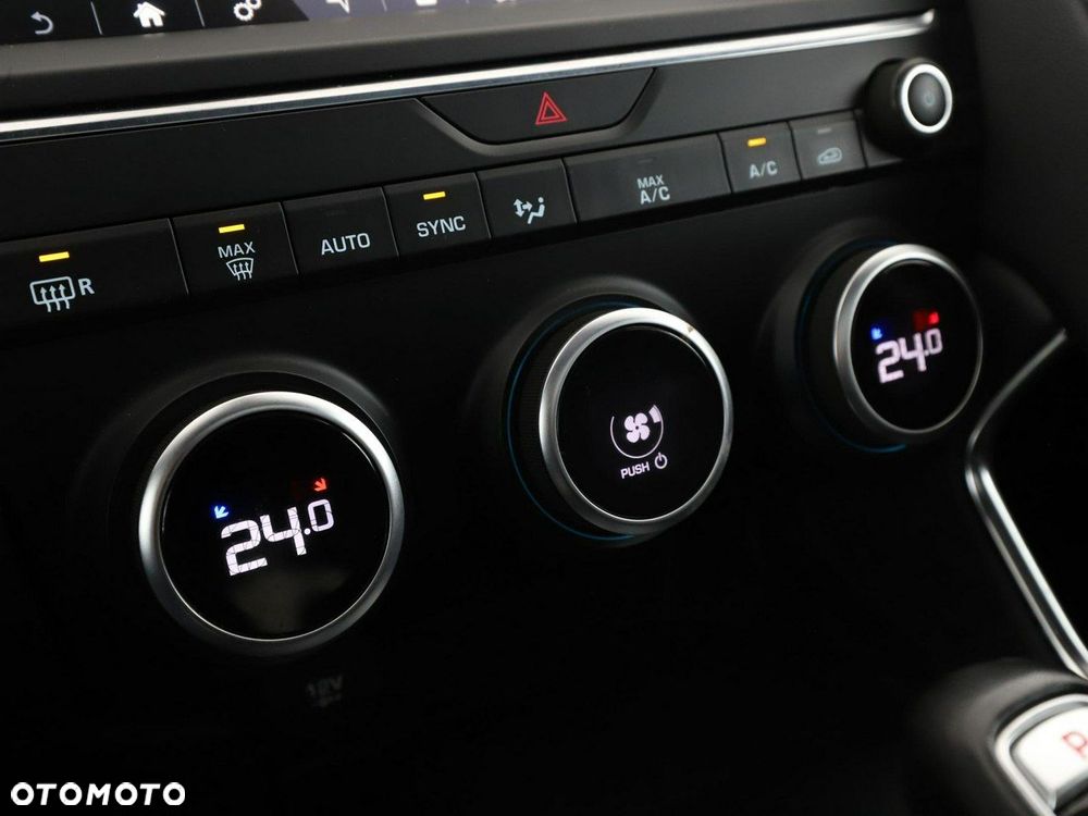 Jaguar E-Pace 2.0 i4D AWD R-Dynamic S - 27