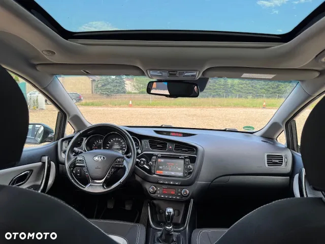 Kia Ceed 1.6 CRDi 128 ISG SW Platinum Edition - 28