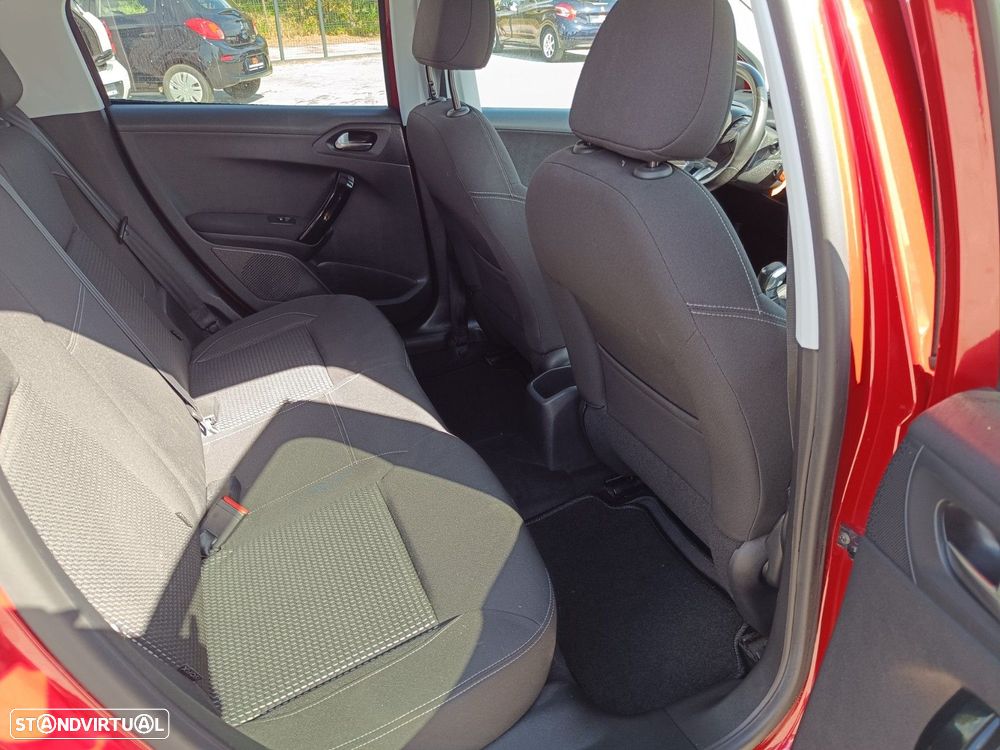 Peugeot 208 1.2 VTi SE Style - 11