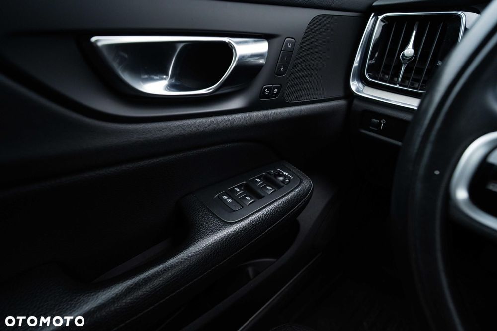 Volvo V60 Cross Country - 28
