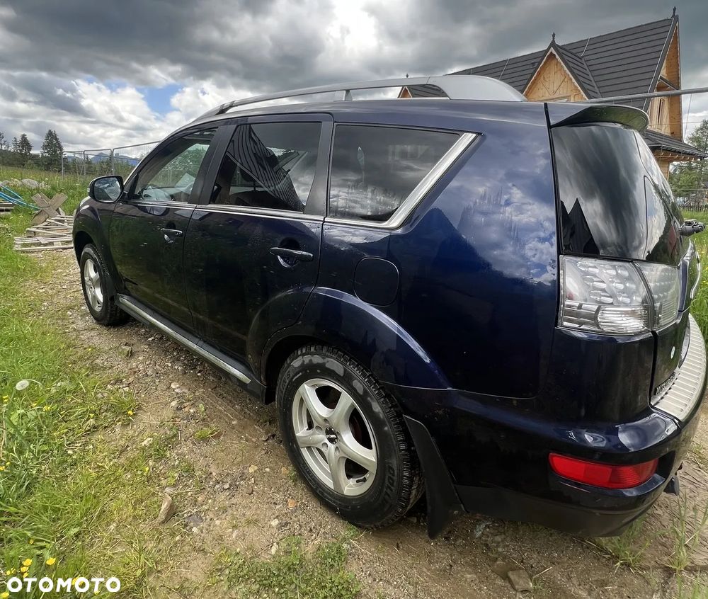 Mitsubishi Outlander - 2
