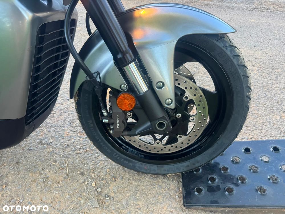 Suzuki Intruder - 8