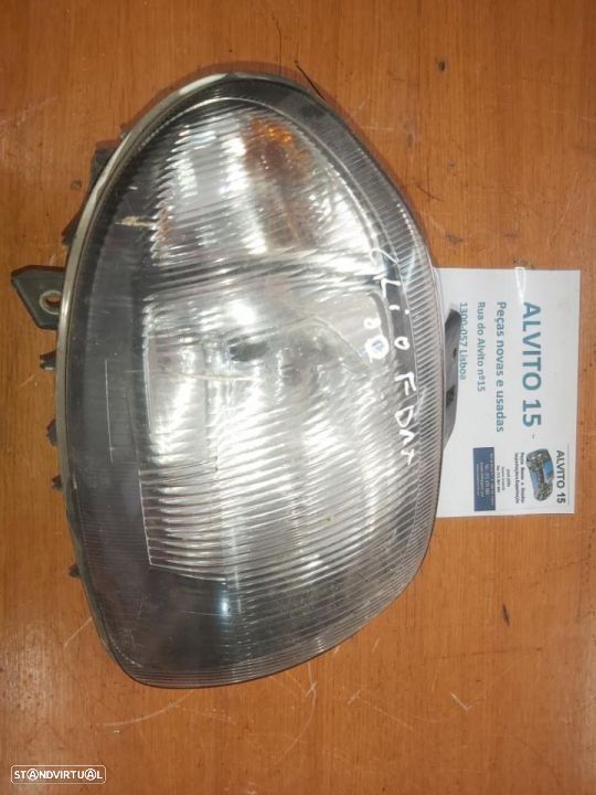 Farol direito Renault Clio 2 2000  apoio partido e risco fundo - 1