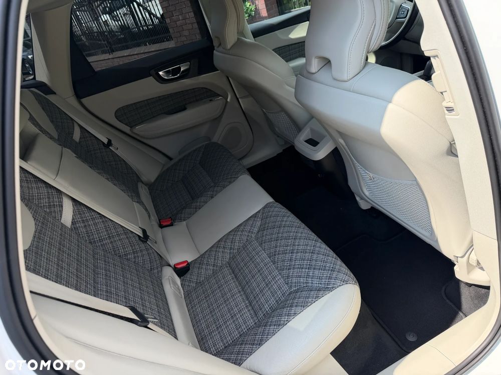 Volvo XC 60 B4 D AWD Momentum Pro - 30