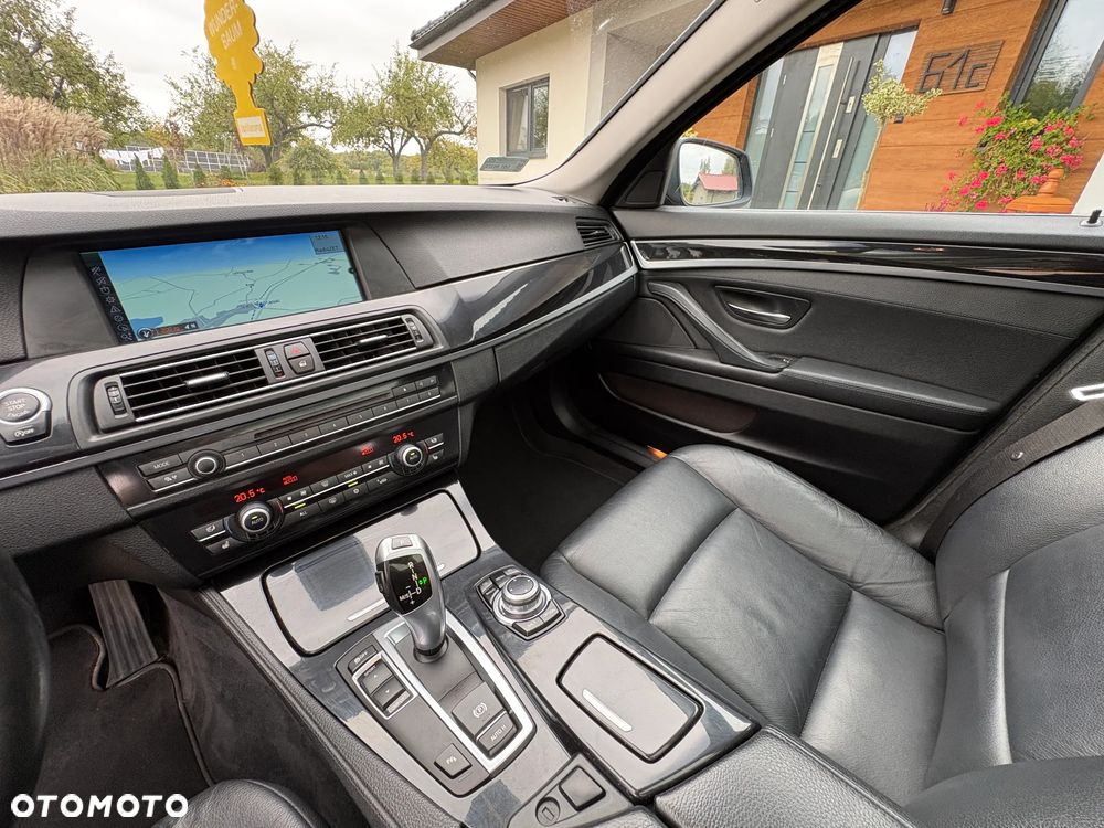 BMW Seria 5 525d xDrive - 13
