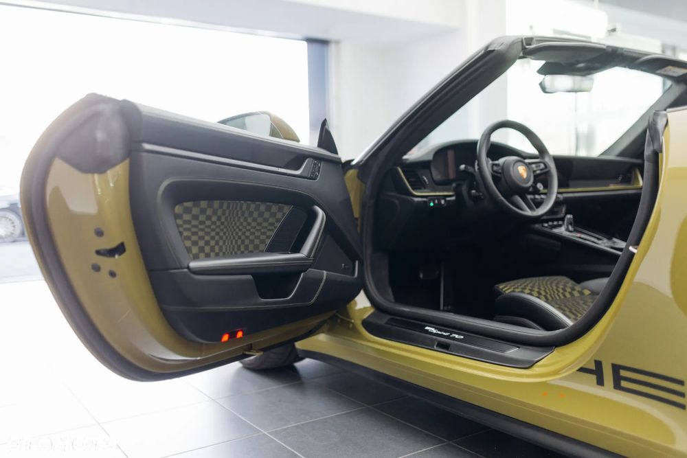 Porsche 911 Carrera T-Hybrid Spirit 70 - 32
