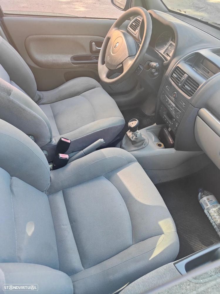 Renault Clio 1.4 16V Privilège - 6