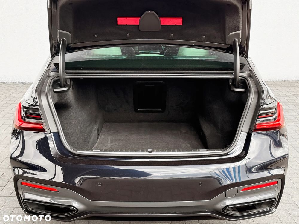 BMW Seria 7 750i xDrive - 16