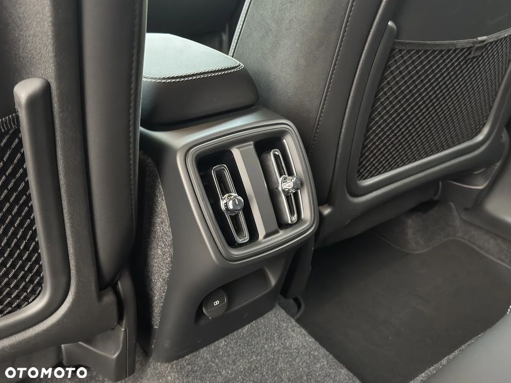 Volvo XC 40 B3 B DKG Plus Dark - 24