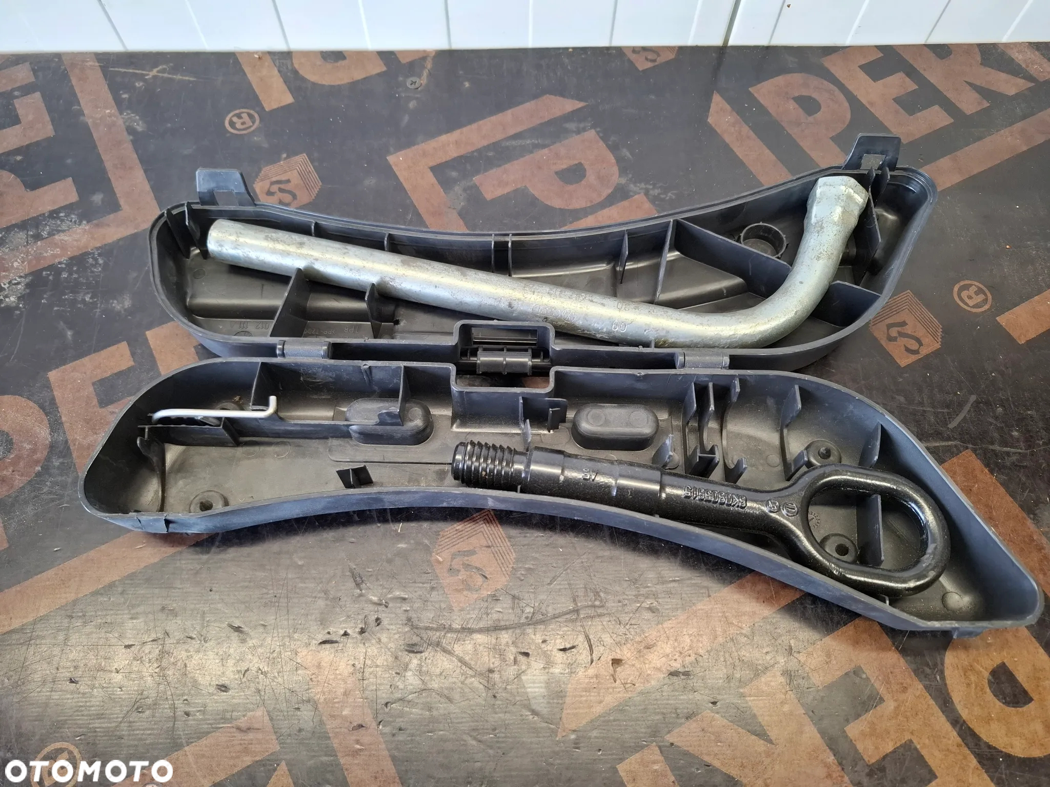 Skrzynka Klucz Ucho Holownicze Seat Exeo 8E0012111A 8K0805615 - 2