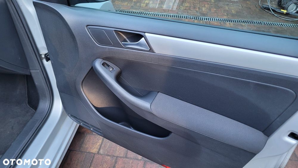 Volkswagen Jetta 1.2 TSI BlueMotion Technology Comfortline - 24