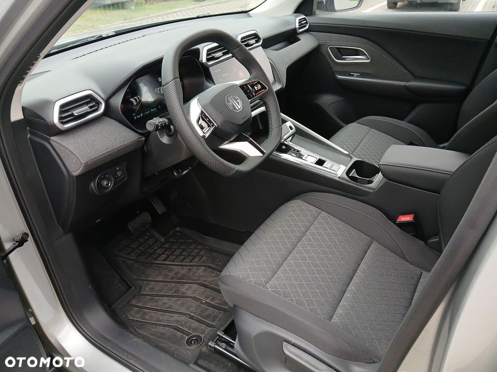 MG ZS Hybrid+ - 10