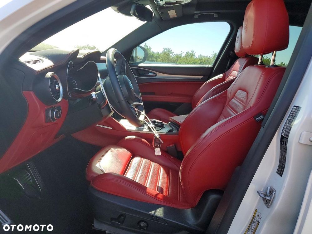 Alfa Romeo Stelvio 2.0 Turbo 16V AT8-Q4 Ti - 8