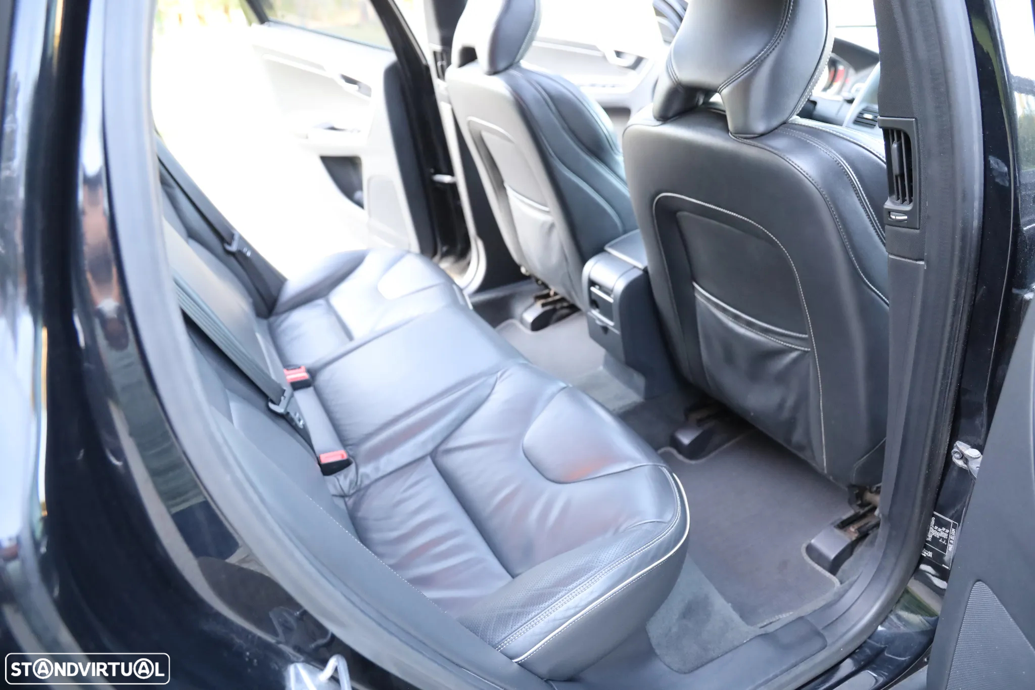 Volvo XC 60 2.0 D4 R-Design Geartronic - 23