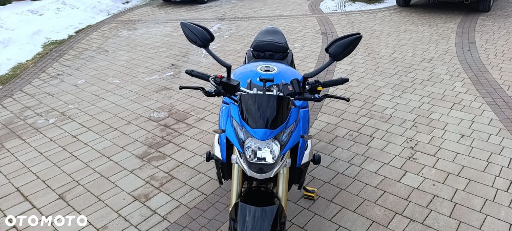 Suzuki GSR - 9