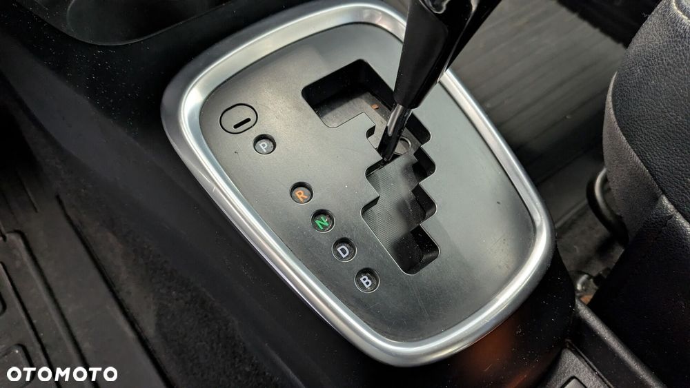 Toyota Yaris Hybrid 100 Dynamic - 19