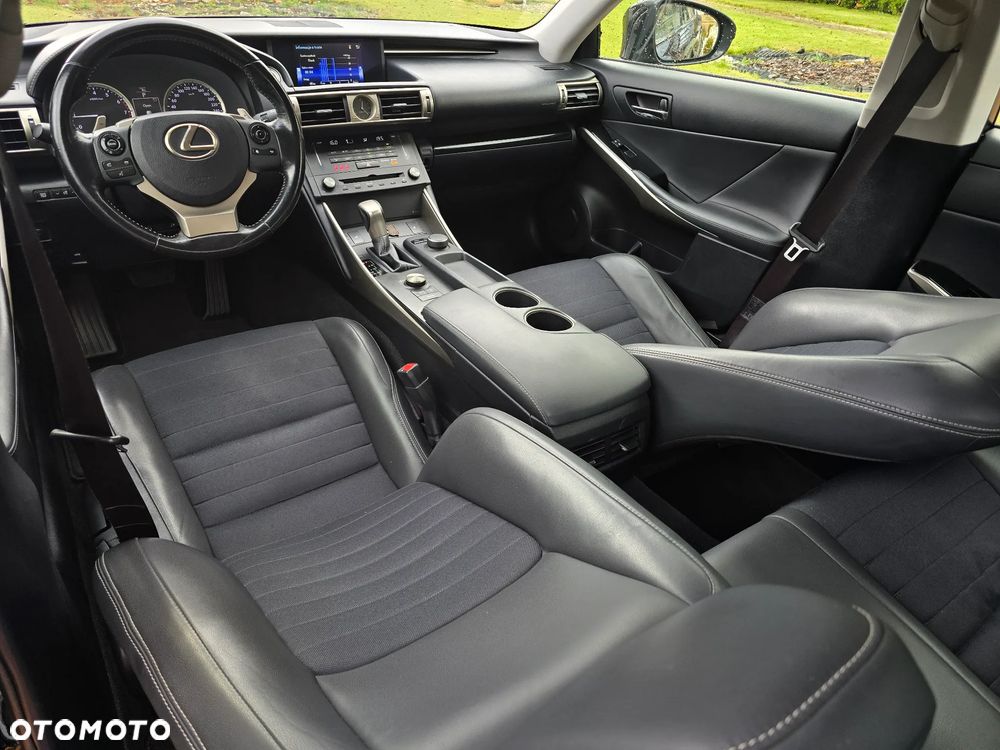 Lexus IS 200t / 300 Prestige - 26
