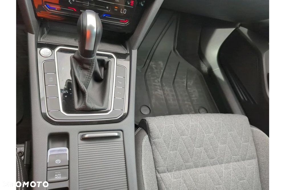 Volkswagen Passat Variant 2.0 TDI SCR Business DSG - 12