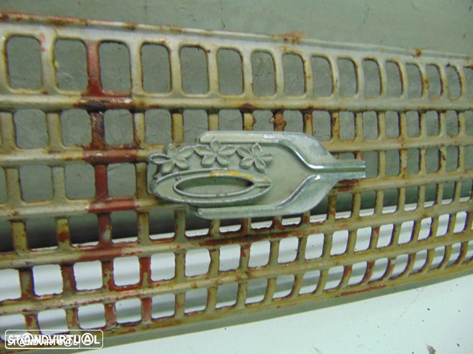 Toyota antigo - grelha em fraco estado para recuperar - 1