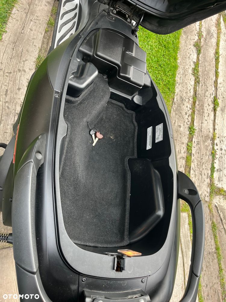 Piaggio MP-3 - 9