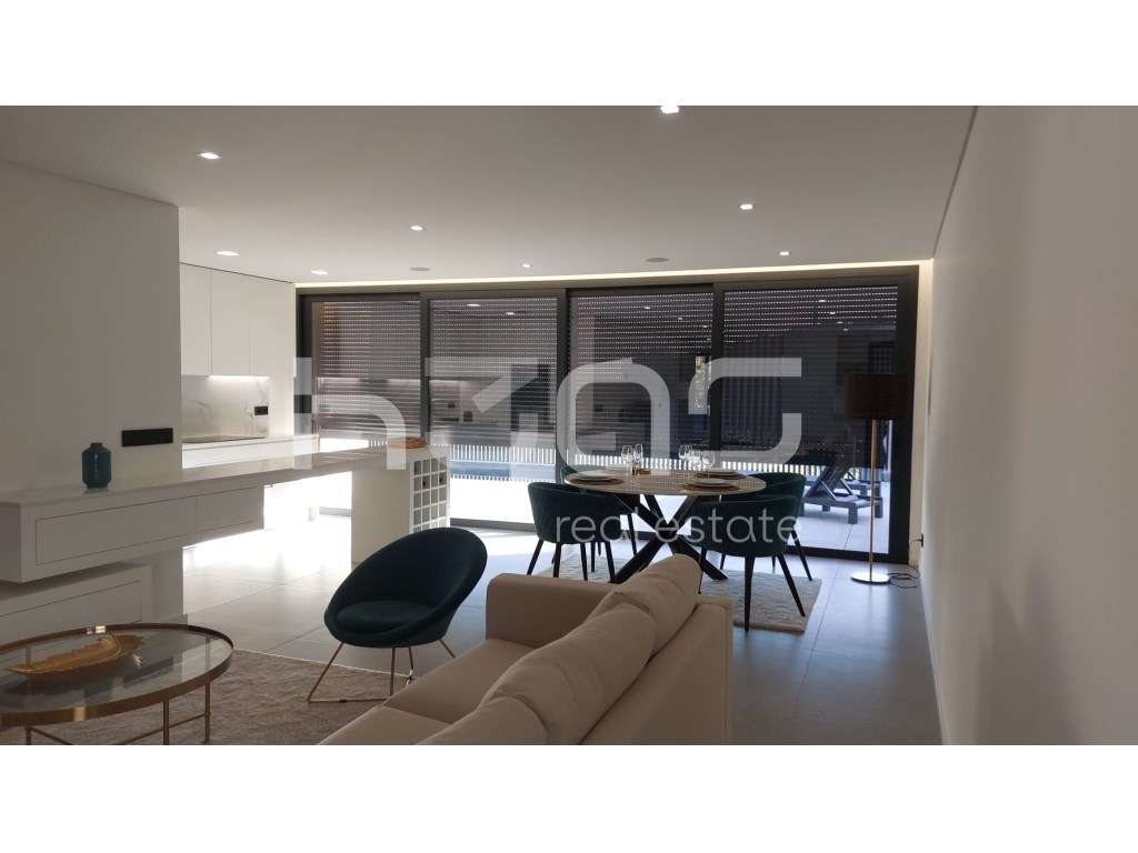 Moradia Térrea de Arquitetura Contemporânea com Piscina Exterior - Grande imagem: 3/33