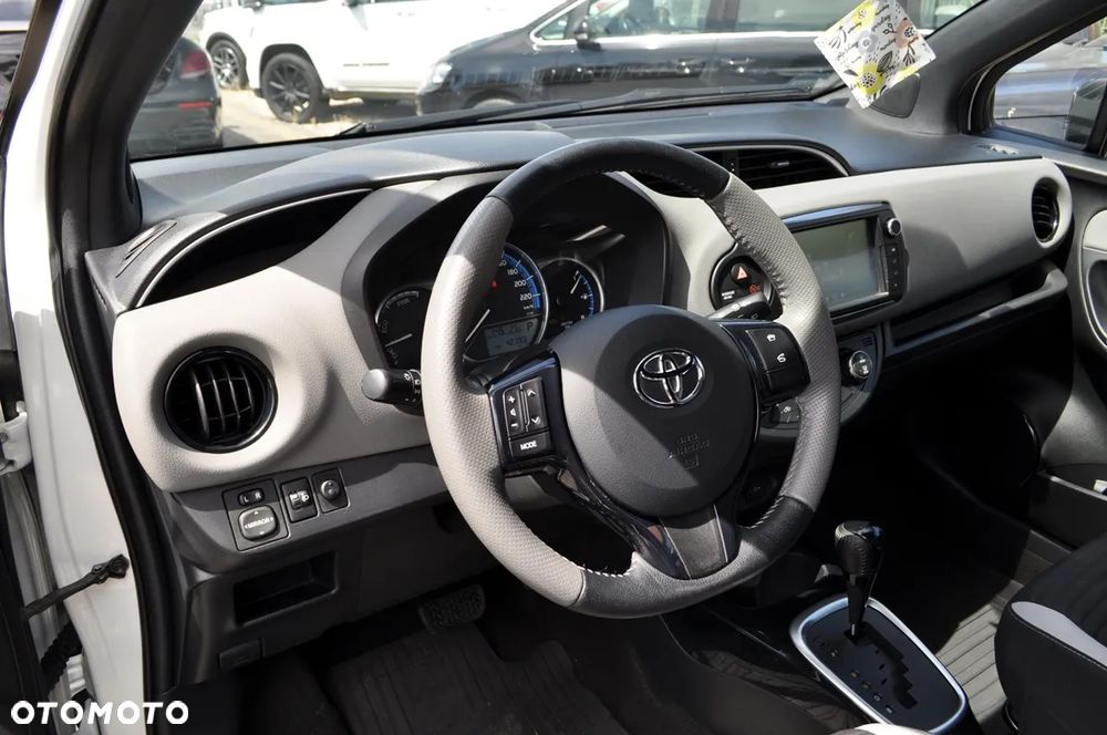 Toyota Yaris Hybrid 100 Selection Platinum - 15