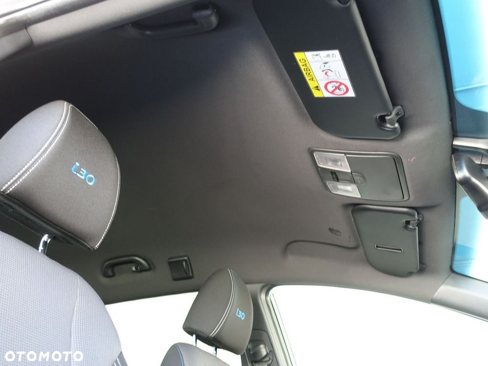 Hyundai i30 blue Kombi 1.4 Passion - 24