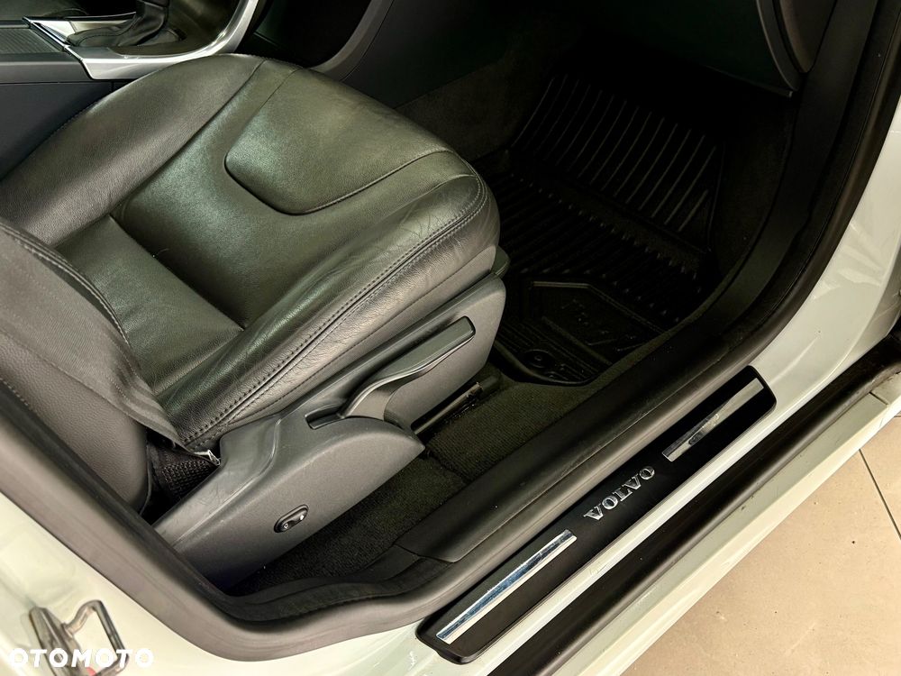 Volvo XC 60 D3 Drive-E R-Design Momentum - 23
