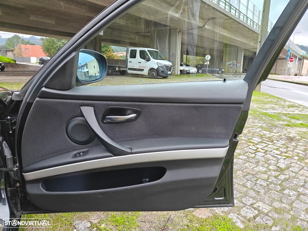 BMW 320 d Touring - 16