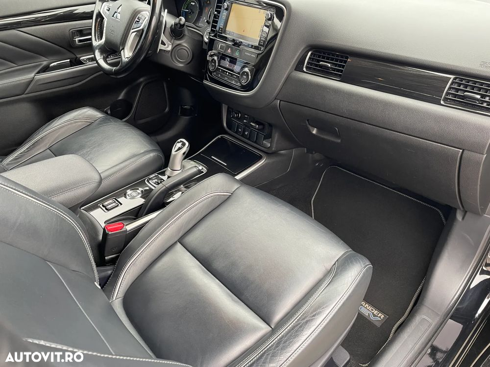Mitsubishi Outlander 2.0 4WD Plug-In Hybrid Top - 10