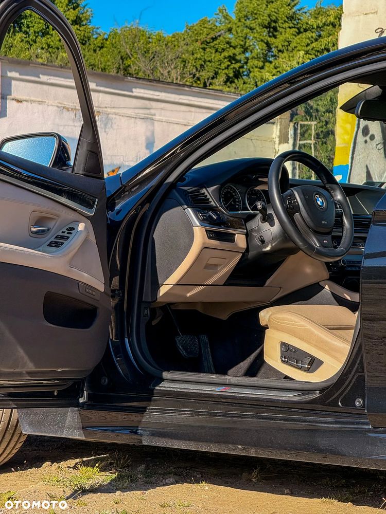 BMW Seria 5 550i xDrive - 11