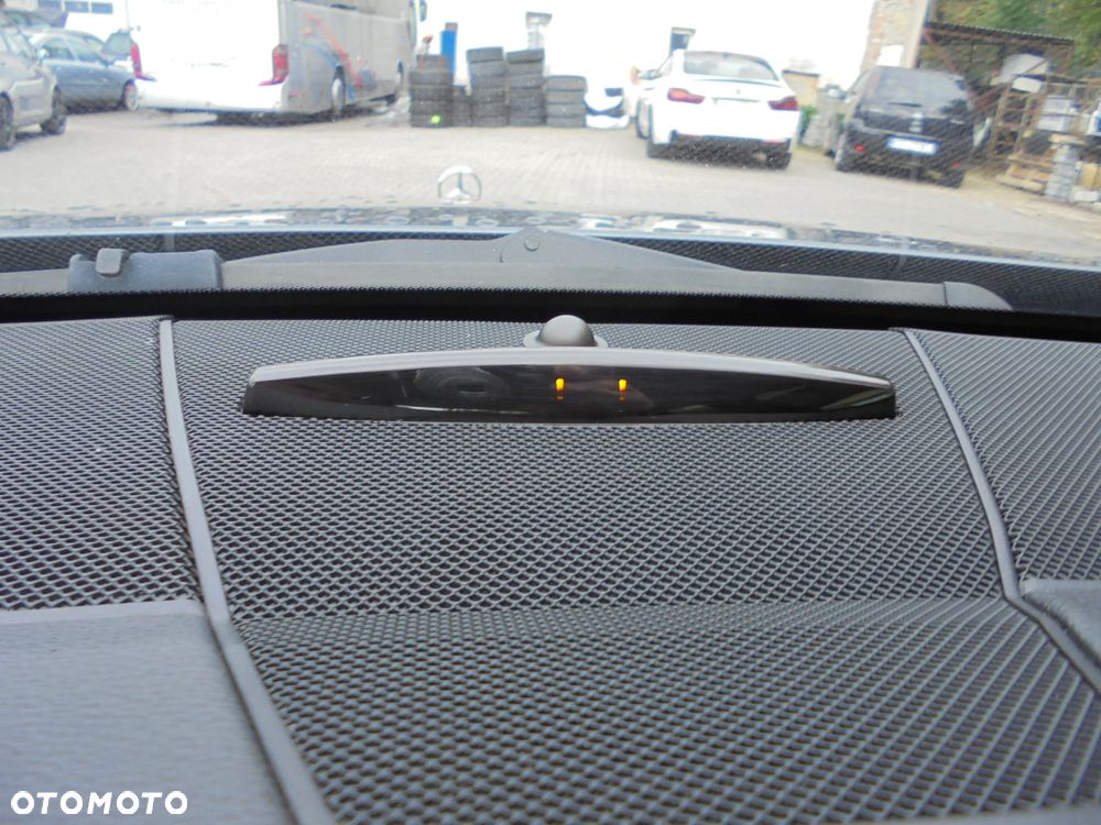 Mercedes-Benz Klasa E 220 CDI DPF BlueEFFICIENCY 7G-TRONIC Elegance - 37