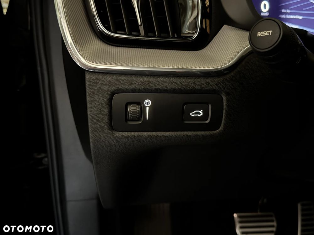 Volvo XC 60 B4 D AWD Plus Dark - 18