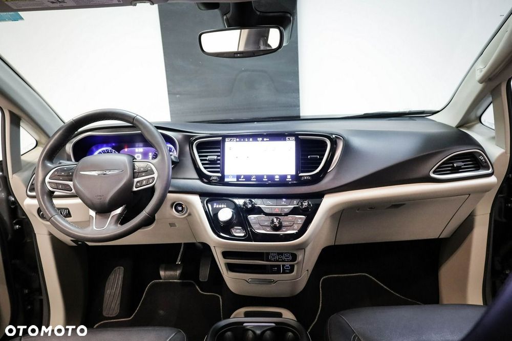 Chrysler Pacifica - 16