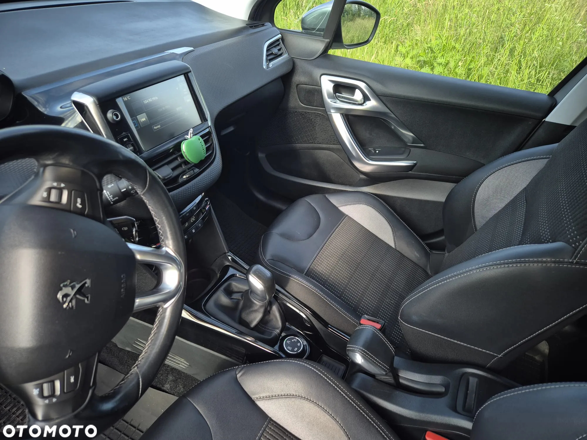 Peugeot 2008 1.2 Pure Tech Allure S&S - 14