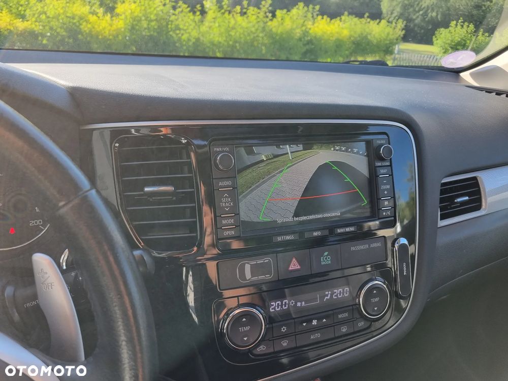 Mitsubishi Outlander Instyle NAVI + - 25