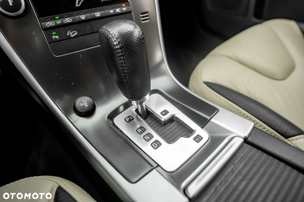 Volvo XC 60 D5 AWD Geartronic Momentum - 27