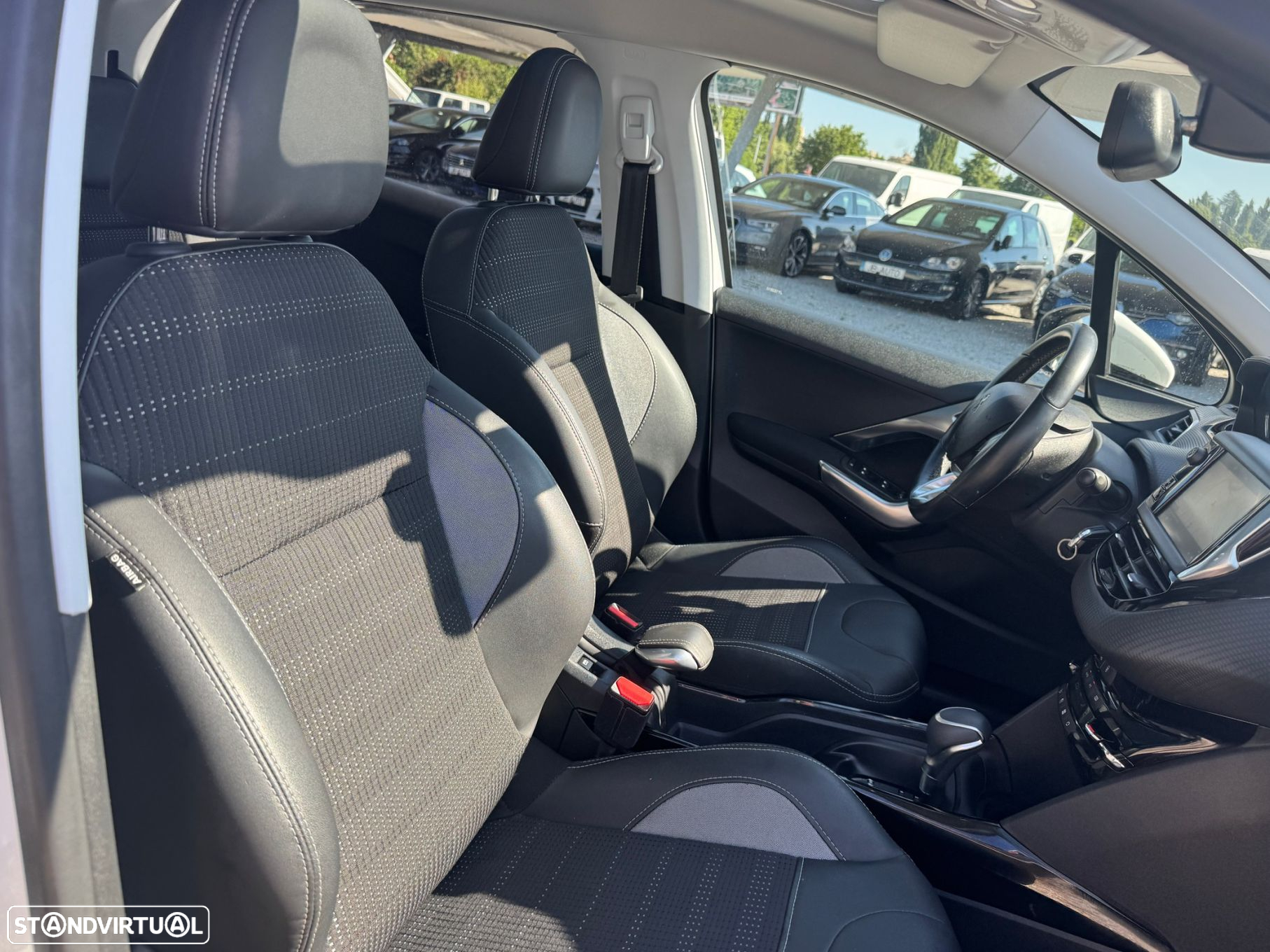 Peugeot 2008 1.2 PureTech Allure EAT6 - 12