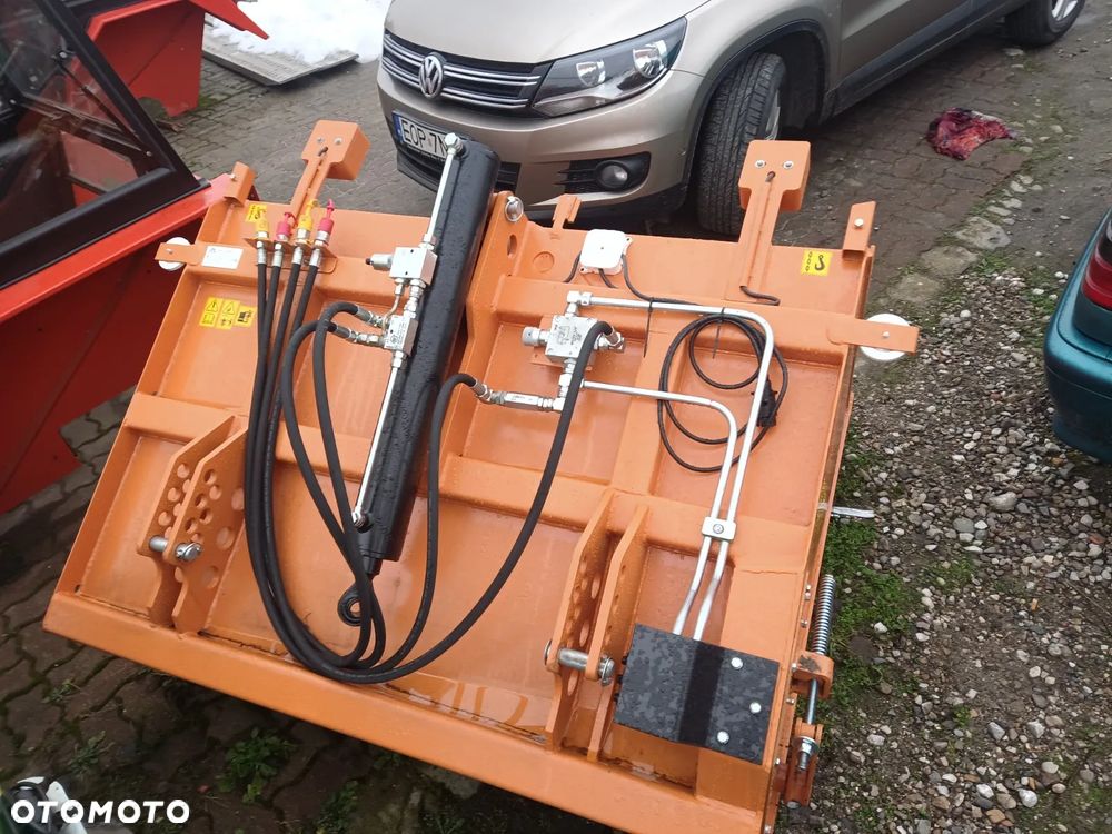 Pronar Posypywarka T-130, T-131, T-132, Piaskarka, Solarka, Rozsiewacz wapna i nawozów RCW, Piaskarka komunalna, solarka rozsiewacz piasku soli KŁOS, Rozsiewacz komunalny N 065 POM Augustów, Pług odśnieżny prosty, łamany, strzałka Ursus, Inter-Tech, Pronar - 11