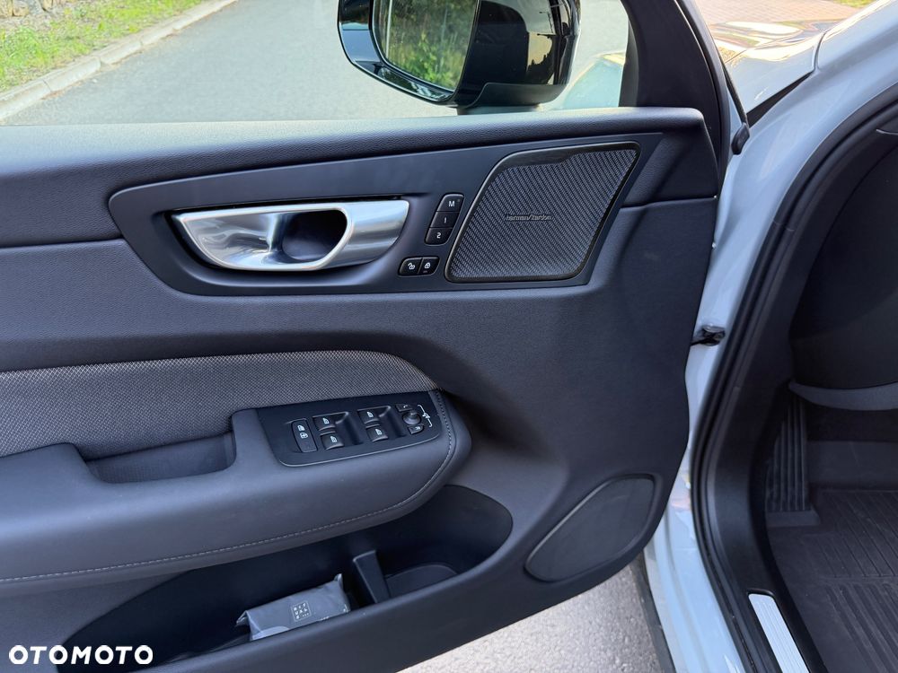 Volvo XC 60 B5 B AWD Plus Black Edition - 22